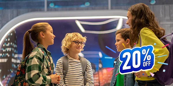 Schüler besuchen das Videospielmuseum im Rahmen einer Schulklassenveranstaltung und einer Führung