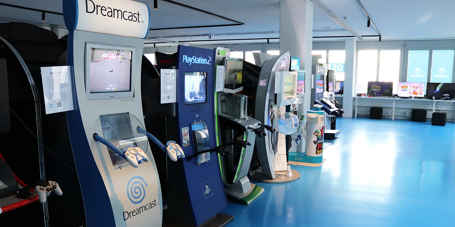 GamePlaza console cabinets